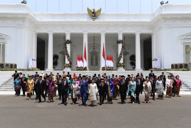 Presiden Joko Widodo didampingi Wapres Ma'ruf Amin berfoto bersama jajaran menteri Kabinet Indonesia Maju yang baru dilantik di Istana Merdeka, Jakarta.  Foto: ANTARA FOTO/Puspa Perwitasari