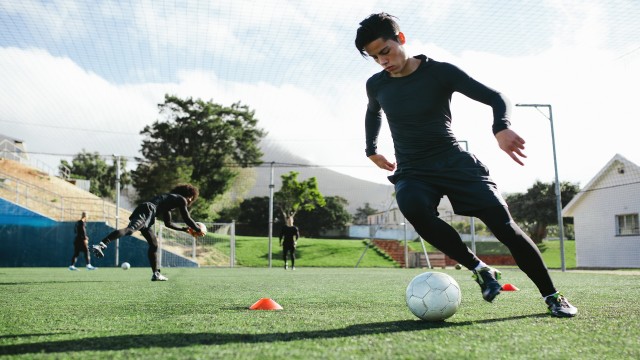 Ilustrasi bermain sepak bola Foto: Shutterstock