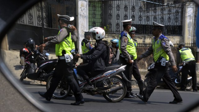 Petugas kepolisian Sat Lantas Polresta Bandar Lampung melakukan Operasi Zebra Krakatau 2019. Foto: ANTARA FOTO/ Ardiasyah