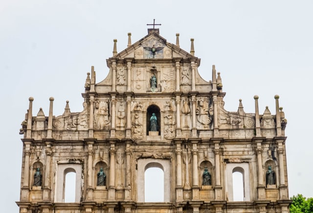 com-Tampak depan fasad Church of St. Paul, yang kini dikenal dengan nama Ruins of St. Paul's. Foto: Shutterstock