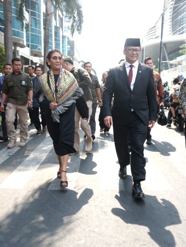 Menteri Kelautan dan Perikanan yang baru Edhy Prabowo (kanan) berjalan bersama Susi Pudjiastuti saat akan meghadiri Serah Terima Jabatan.  Foto: Iqbal Firdaus/kumparan 