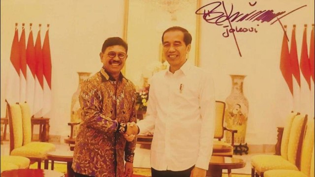 Johnny Plate bersama Presiden Joko Widodo.Sumber foto: Fanspage Johnny G.Plate.