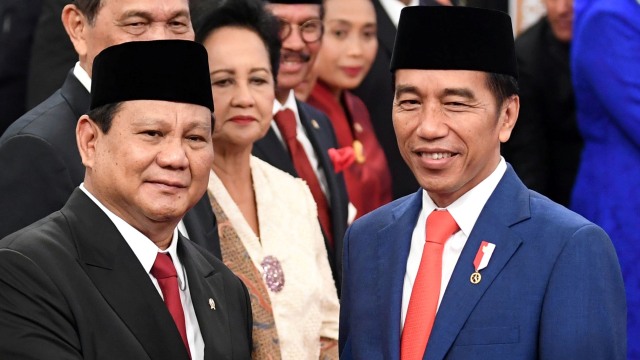 Presiden Joko Widodo memberi selamat kepada Menteri Pertahanan Prabowo Subianto usai pelantikan menteri Kabinet Indonesia Maju di Istana Negara, Jakarta.   Foto: ANTARA FOTO/Wahyu Putro A
