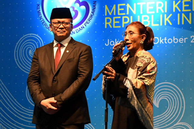 Mantan Menteri Kelautan dan Perikanan Susi Pudjiastuti (kanan) dan Menteri Kelautan dan Perikanan Edhy Prabowo di acara Sertijab di KKP, Jakarta.  Foto: ANTARA FOTO/Aditya Pradana Putra