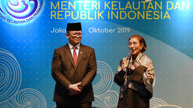 Mantan Menteri Kelautan dan Perikanan Susi Pudjiastuti (kanan) dan Menteri Kelautan dan Perikanan Edhy Prabowo di acara Sertijab di KKP, Jakarta.  Foto: ANTARA FOTO/Aditya Pradana Putra