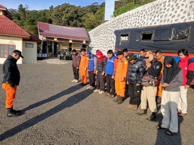 Tim 3 melakukan briefing sebelum berangkat melakukan pencarian 2 pendaki yang hilang di Gunung Dempo. (foto: istimewa)