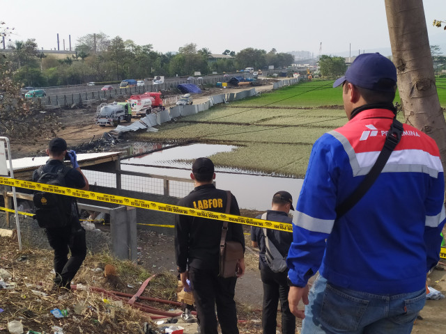 Tim Puslabfor dari Mabes Polri bersama jajaran Polres Cimahi melakukan olah TKP di lokasi terjadinya kebakaran di Cimahi. Foto: Rachmadi Rasyad/kumparan