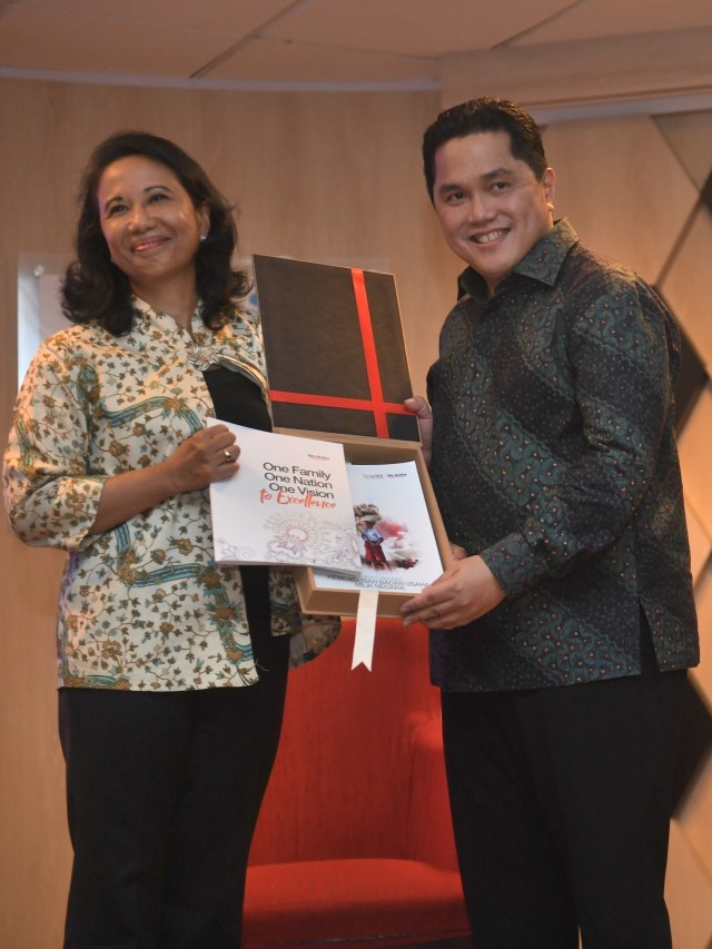 Menteri BUMN Erick Thohir (kanan) menerima buku laporan lima tahunan Kementerian BUMN saat sertijab di Kementerian BUMN, Jakarta. Foto: ANTARA FOTO/Akbar Nugroho Gumay