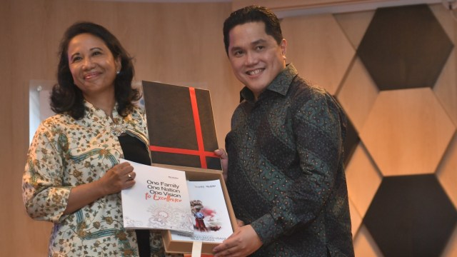 Menteri BUMN Erick Thohir (kanan) menerima buku laporan lima tahunan Kementerian BUMN saat sertijab di Kementerian BUMN, Jakarta. Foto: ANTARA FOTO/Akbar Nugroho Gumay