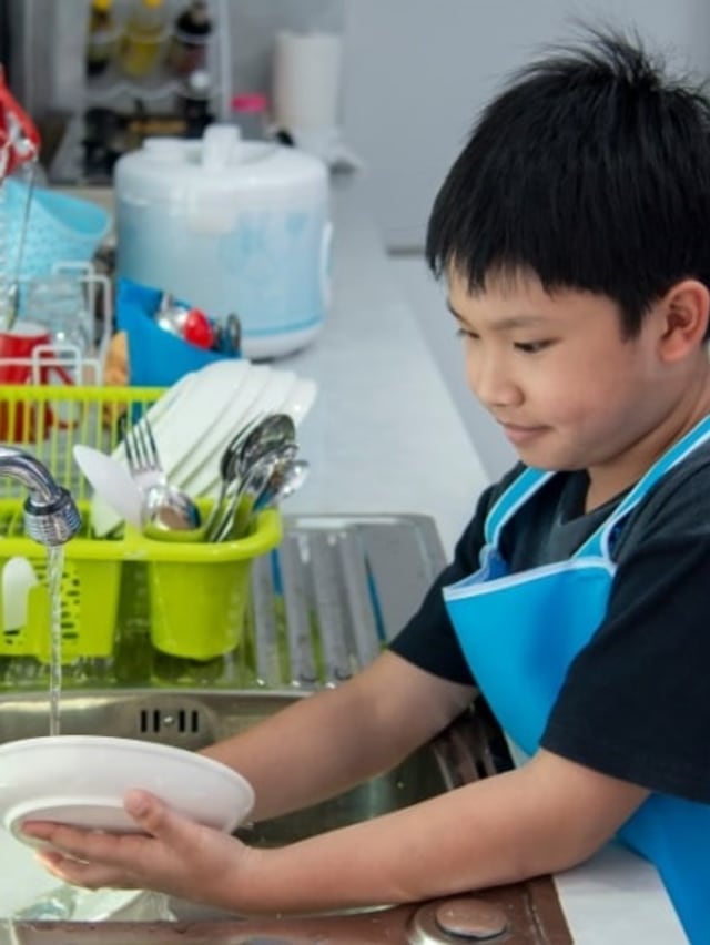 Ilustrasi anak cuci piring Foto: Shutterstock