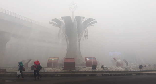 Kondisi kabut asap yang kian pekat menyelimuti Kota Palembang (foto: Ary Priyanto/Urban Id)