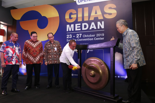 Gubernur Sumatera Utara Edy Rahmayadi memukul gong membuka pameran GIIAS Medan 2019 | foto : Istimewa 