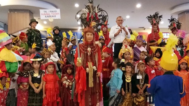 Sejumlah anak-anak PAUD di Kota Manado berfoto bersama dengan Kak Daniel Manado saat pembukaan kegiatan Karnaval Profesi dan Busana Nusantara