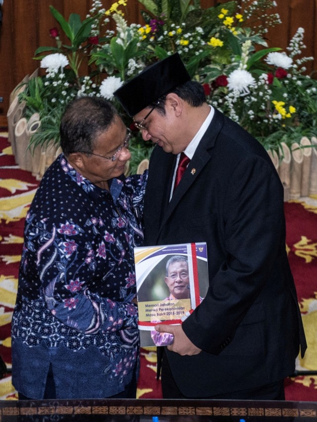 Menko Perekonomian Airlangga Hartarto (kanan) menerima buku memori dari pejabat lama Darmin Nasution, dalam serah terima jabatan, Rabu (23/10/2019). Foto: ANTARA FOTO/Aprillio Akbar