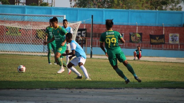 Bek Sriwijaya FC Yericho Christiantoko saat merebut bola dari pemain Aceh Bangka United. (Foto: Media Official Sriwijaya FC)
