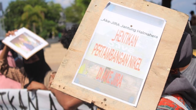 Salah satu poster yang dibawa oleh pengunjuk rasa, menyuarkaan untuk Hentikan pertambangan di kawasan Akejira. Foto: Istimewa