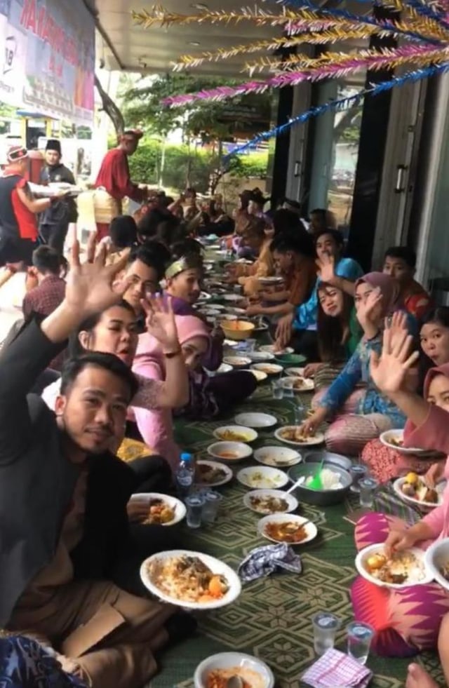 PT Best Profit Pontianak merayakan HUT Kota Pontianak ke-248 tahun dengan Saprahan. Foto: Dok Hi!Pontianak