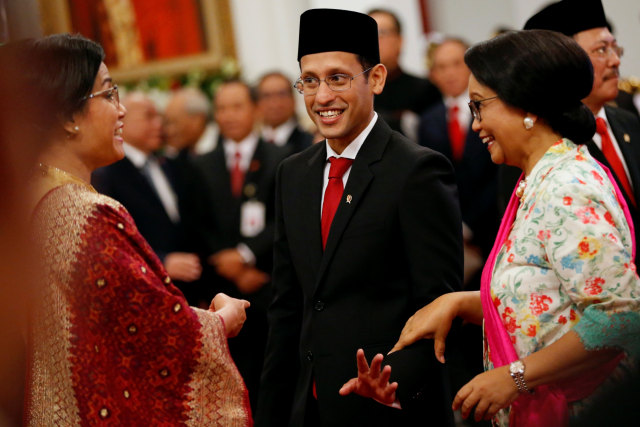 Menteri Pendidikan dan Kebudayaan Nadiem Makarim (tengah) usai dilantik Presiden Joko Widodo di Istana Merdeka, Jakarta, Rabu (23/10/2019). Foto: REUTERS/Willy Kurniawan
