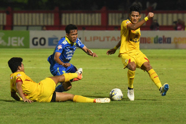 Pertandingan lanjutan Liga I Indonesia antara Persib Bandung melawan Bhayangkara FC di Stadion PTIK, Jakarta, Rabu (23/10/2019). Foto: ANTARA FOTO/Muhammad Adimaja