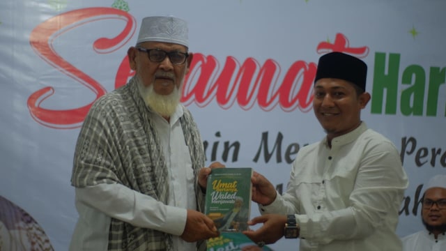 Ulama Aceh Teungku H Nuruzzahri yang akrab disapa Waled Samalanga atau Waled Nu bersama muridnya Abdul Hamid M Djamil sebagai penulis buku. Foto: Dok. Abdul Hamid