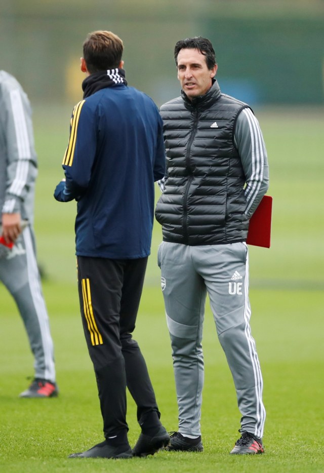 Mesut Oezil dan Unai Emery di sesi latihan Arsenal. Foto: Reuters/Andrew Boyers