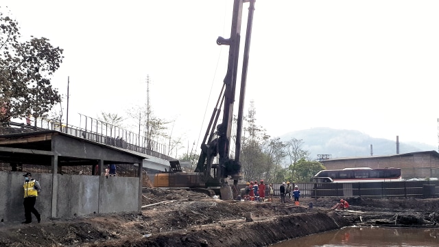Sebuah kendaraan berat terlihat di lokasi kebakaran pipa Pertamina di Cimahi, Rabu (23/10). (Foto-foto: Assyifa/bandungkiwari)