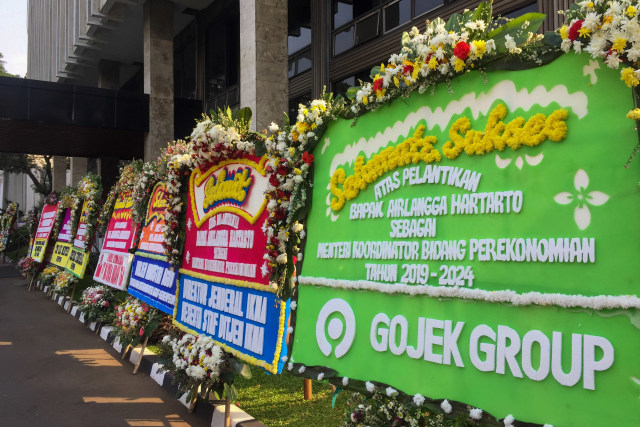 Kantor Airlangga Hartarto Dibanjiri Karangan Bunga (118123)