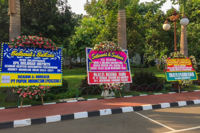 Kantor Airlangga Hartarto Dibanjiri Karangan Bunga (118124)