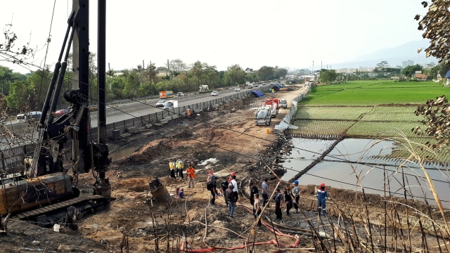 Situasi di lokasi terbakarnya pipa Pertamina (Foto: Assyifa/bandungkiwari)