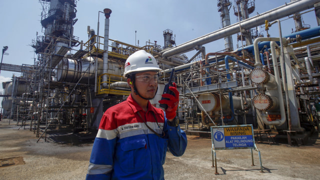 Petugas mengecek jaringan pipa minyak di kilang unit pengolahan (Refinery Unit) V. Foto: ANTARA FOTO/Yulius Satria Wijaya