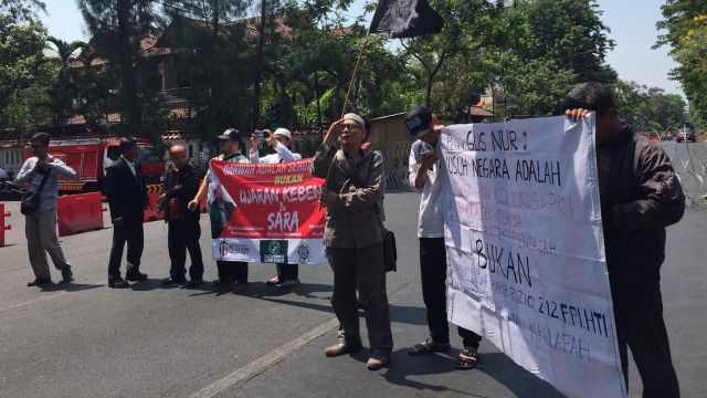 Jelang Vonis Gus Nur, Massa Penuhi Jalan Depan PN Surabaya (58069)