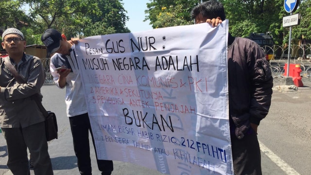 Jelang Vonis Gus Nur, Massa Penuhi Jalan Depan PN Surabaya (58068)