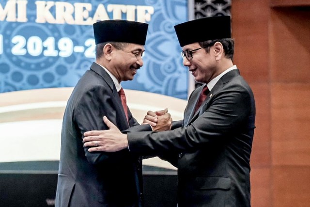 Menparekraf Wishnutama Kusubandio (kanan) dan Menpar Arief Yahya Periode 2014-2019 (kiri) Foto: Dok. Kementerian Pariwisata