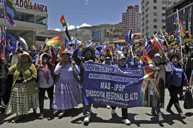 Lawan Presiden, Polisi Bolivia Ikut Demonstrasi (151221)