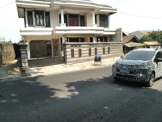 Xpander crossover lakoni tes jalan