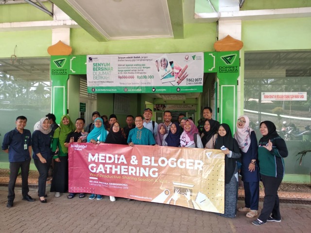 Dompet Dhuafa saat berfoto bersama para blogger dan jurnalis pada acara sosialisasi gerakan wakaf di Lampung Timur, Rabu (23/10) | Foto : Dokumen Dompet Dhuafa