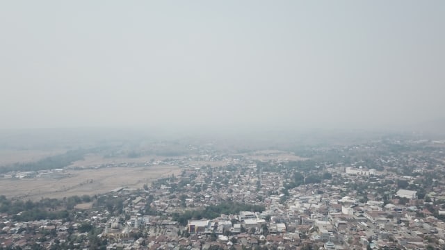 Kabut asap menyelimuti wilayah perkotaan di Dompu,. Foto: Amir Damar