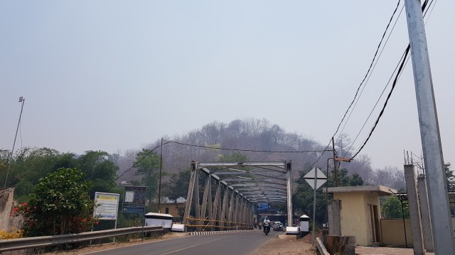 Kabut asap saat siang hari menyelimuti wilayah Dompu. Foto: Info Dompu