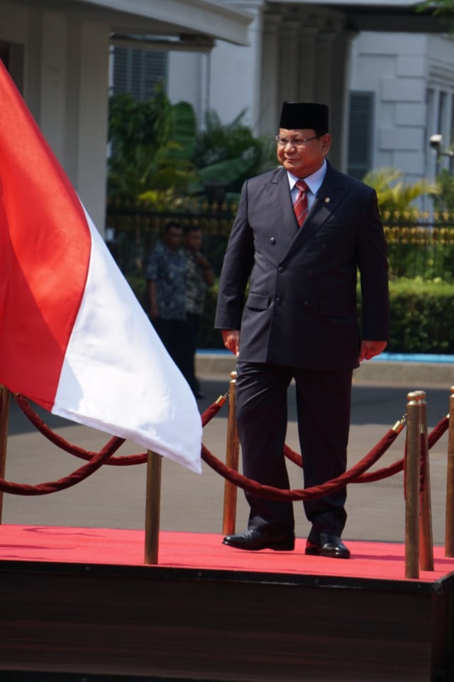 Menteri Pertahanan Prabowo Subianto disambut upacara jajar Kehormatan di Kementerian Pertahanan, Kamis (24/10). Foto: Irfan Adi Saputra/kumparan 