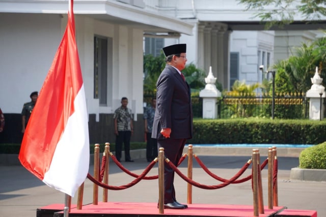 Menteri Pertahanan Prabowo Subianto disambut upacara jajar Kehormatan di Kementerian Pertahanan, Kamis (24/10). Foto: Irfan Adi Saputra/kumparan
