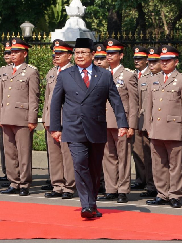 Menteri Pertahanan Prabowo Subianto disambut upacara jajar Kehormatan di Kementerian Pertahanan, Kamis (24/10). Foto: Irfan Adi Saputra/kumparan 