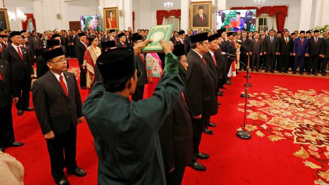 Para menteri baru Indonesia bersumpah saat pelantikan mereka di Istana Negara. Foto: REUTERS / Willy Kurniawan