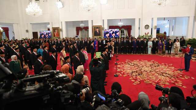 Para menteri baru Indonesia bersumpah saat pelantikan mereka di Istana Negara. Foto: ANTARA FOTO/Wahyu Putro A/foc