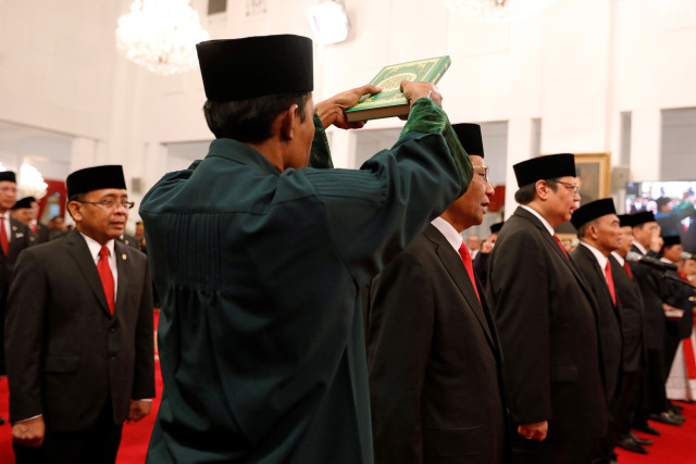 Para menteri baru Indonesia bersumpah saat pelantikan mereka di Istana Negara. Foto: REUTERS / Willy Kurniawan