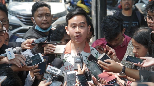Gibran Rakabuming Raka menjawab pertanyaan wartawan usai menyambangi kediaman Megawati Soekarnoputri, di Jalan Teuku Umar, Jakarta Pusat, Kamis (24/10).  Foto: Helmi Afandi Abdullah/kumparan 