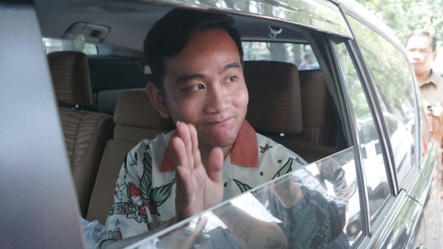 Gibran Rakabuming Raka melambaikan tangan usai menyambangi kediaman Megawati Soekarnoputri, di Jalan Teuku Umar, Jakarta Pusat, Kamis (24/10).  Foto: Helmi Afandi Abdullah/kumparan 