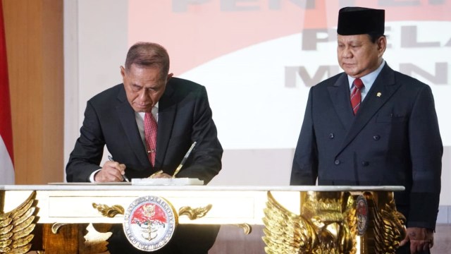 Mantan Menteri Pertahanan Ryamizard Ryacudu menandatangani dokumen saat Sertijab di kementrian Pertahanan, Jakarta, Kamis (24/10). Foto: Irfan Adi Saputra/kumparan 