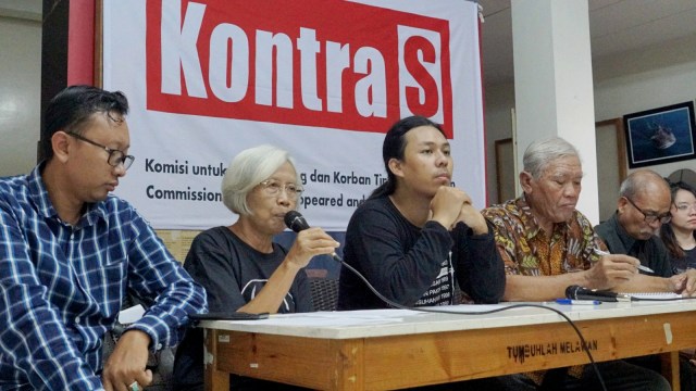 Konferensi pers Kontras terkait kecaman keras kepada  Jokowi karena mengangkat Prabowo sebagai menteri, Kamis (24/10/2019).
 Foto: Helmi Afandi/kumparan