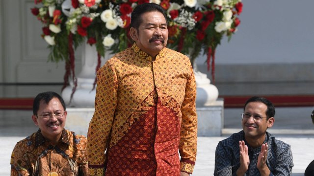 ST Burhanuddin diperkenalkan Presiden Joko Widodo sebagai Jaksa Agung saat pengumuman jajaran menteri Kabinet Indonesia Maju di tangga beranda Istana Merdeka. Foto: ANTARA FOTO/Wahyu Putro A