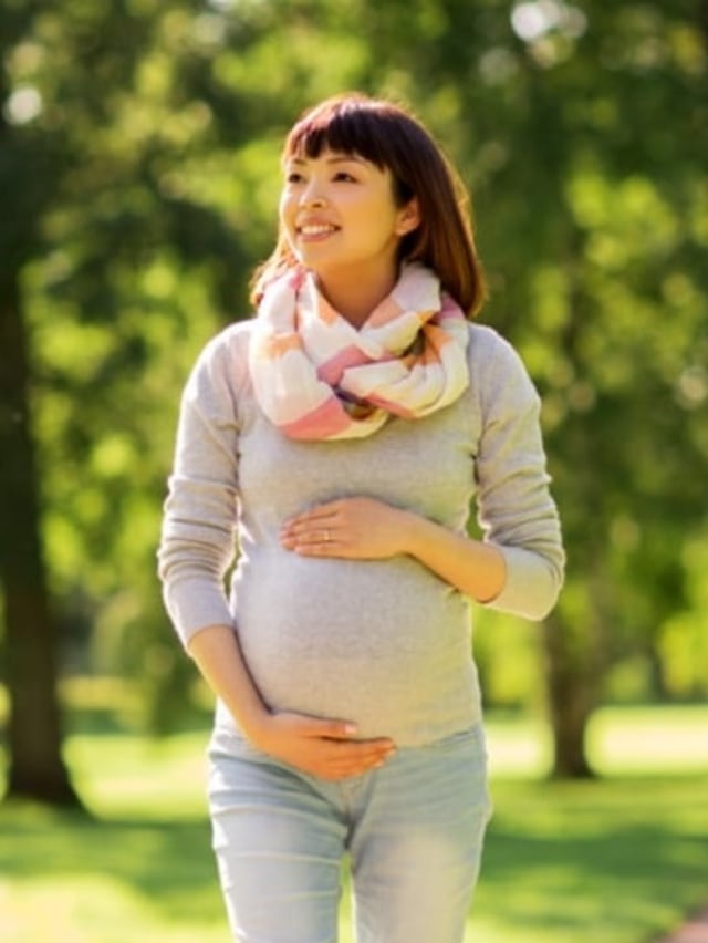 [POTRAIT] Ibu hamil jalan kaki Foto: Shutterstock